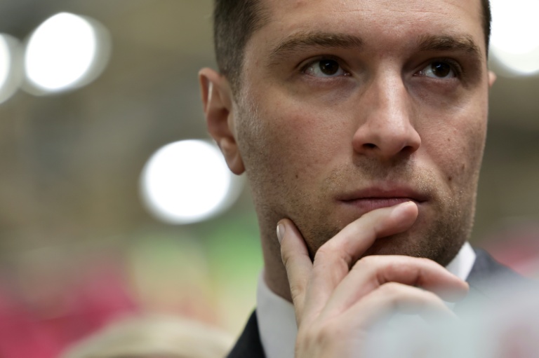 Le président du Rassemblement National (RN), Jordan Bardella, observe les lieux lors de sa visite au Salon de l'Agriculture, à Paris, le 26 février 2026