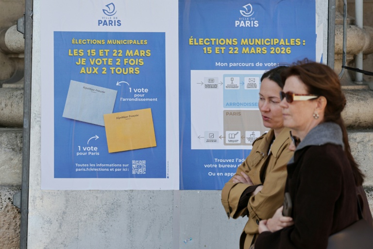 Des affiches expliquent les modalités de scrutin pour les élections municipales à Paris, le 9 mars 2026