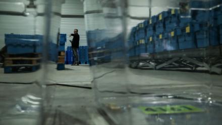 Un employé municipal prépare des caisses de bulletins avant les municipales, le 12 mars 2026 à Bruges, près de Bordeaux