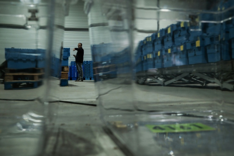 Un employé municipal prépare des caisses de bulletins avant les municipales, le 12 mars 2026 à Bruges, près de Bordeaux