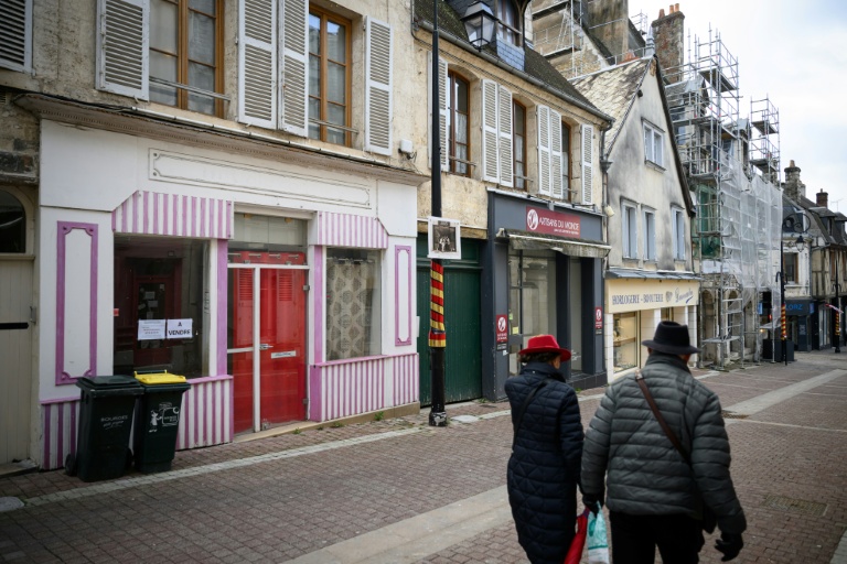 Des piétons passent devant un magasin fermé à Bourges, le 9 janvier 2026 dans le Cher