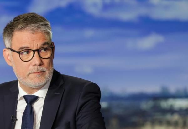 Le premier secrétaire du PS Olivier Faure pose sur le plateau de France2 le 16 mars 2026