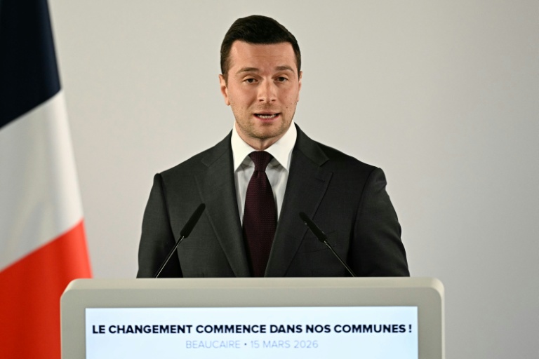 Le président du RN Jordan Bardella s'exprime le 15 mars 2026 à Beaucaire, dans le Gard