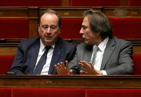 François Hollande et Jérôme Guedj à l'Assemblée nationale à Paris le 24 février 2026