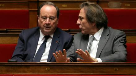 François Hollande et Jérôme Guedj à l'Assemblée nationale à Paris le 24 février 2026