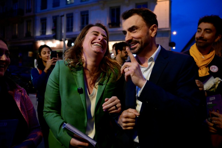 La secrétaire nationale des Ecologistes Marine Tondelier au côté du maire écologiste de Lyon Grégory Doucet le 5 mars 2026 à Lyon