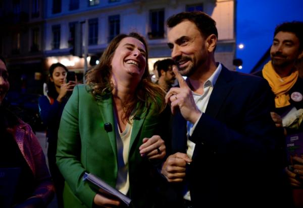 La secrétaire nationale des Ecologistes Marine Tondelier au côté du maire écologiste de Lyon Grégory Doucet le 5 mars 2026 à Lyon