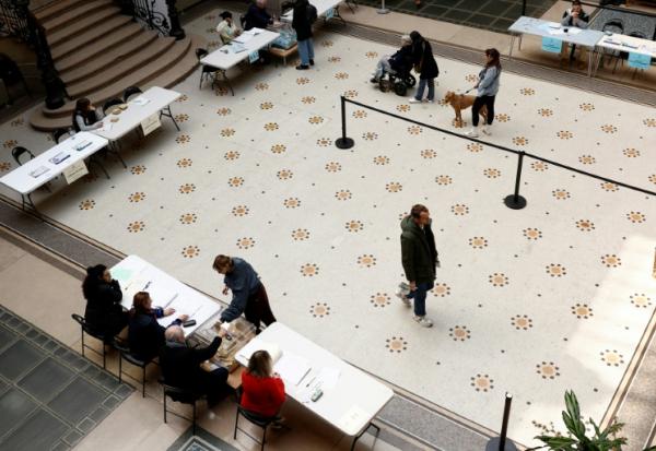Des électeurs votent au second tour des municipales, le 22 mars 2026 à Paris