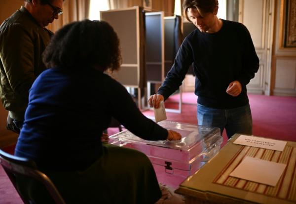 Un électeur vote au second tour des municipales, le 22 mars 2026 à Bordeaux 
