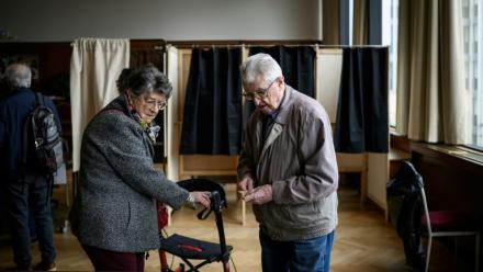 Des habitants votent pour le second tour des municipales, le 22 mars 2026 à Lyon