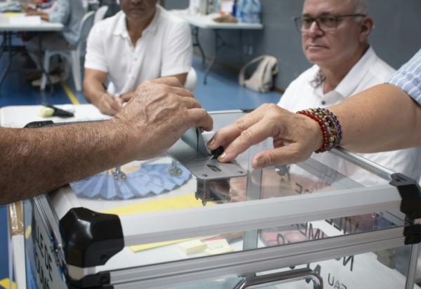 Vote pour le premier tour des élections municipales à Nouméa, en Nouvelle-Calédonie, le 15 mars 2026