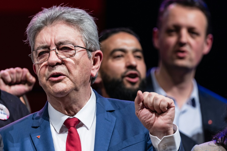 Le fondateur de La France Insoumise (LFI), Jean-Luc Mélenchon, lève le poing lors d'un meeting électoral en soutien au député David Guiraud, candidat aux élections municipales à Roubaix, dans le nord de la France, le 31 janvier 2026