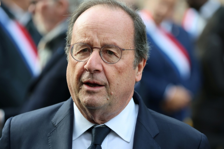 L'ancien président François Hollande assiste aux commémorations du 13 novembre au Stade de France à Saint-Denis, le 13 novembre 2025 