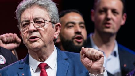 Le fondateur de La France Insoumise (LFI), Jean-Luc Mélenchon, lève le poing lors d'un meeting électoral en soutien au député David Guiraud, candidat aux élections municipales à Roubaix, dans le nord de la France, le 31 janvier 2026