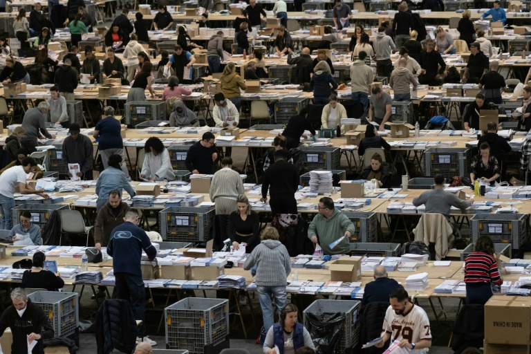 Des employés de la préfecture des Bouches-du-Rhône préparent les professions de foi des candidats à la mairie de Marseille qui seront envoyées aux électeurs, le 7 mars 2026, à Marseille