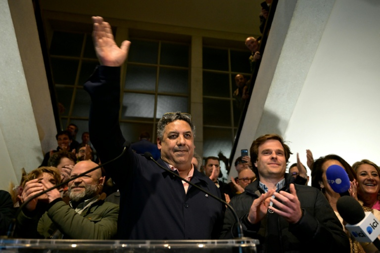 Le candidat indépendant à la mairie de Biarritz, Serge Blanco (c), salue ses partisans après les résultats du second tour des municipales à Biarritz, le 22 mars 2026 dans les Pyrénées-Atlantiques