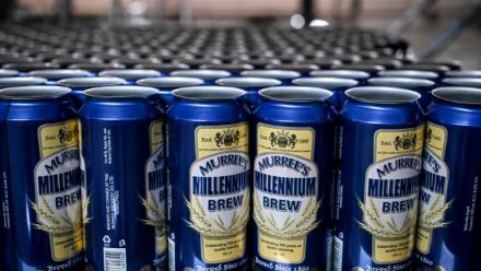 Des canettes de bière sur la ligne de production de la brasserie Murree, le 17 décembre 2025, à Rawalpindi, au Pakistan
