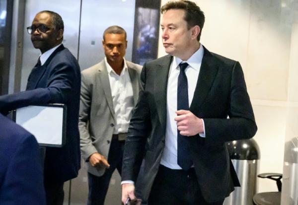 Elon Musk arrive au tribunal fédéral d'Oakland, en Californie, le 30 avril 2026

