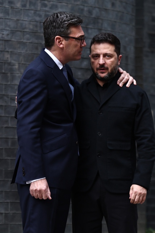 Le Premier ministre britannique Andy Burnham (G) et le président ukrainien Volodymyr Zelensky (D) à Londres le 14 octobre 2026