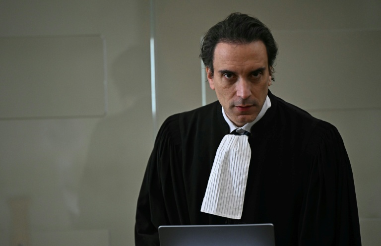 L’avocat Philippe Ohayon, qui représente Félix Bingui, le chef présumé du gang Yoda poursuivi pour trafic de drogue, arrive avant l’ouverture du procès de Bingui au palais de justice de Marseille, le 18 mai 2025