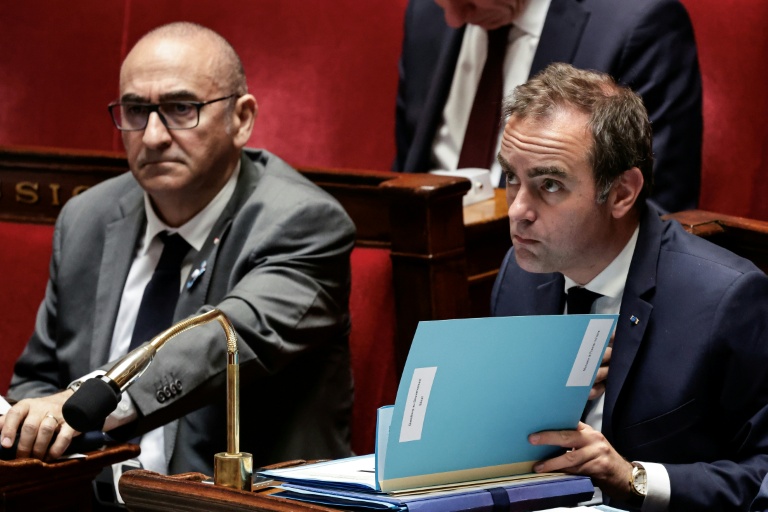 Le Premier ministre Sébastien Lecornu et le ministre de l'Intérieur Laurent Nuñez lors d'une séance de questions au gouvernement à l'Assemblée nationale, à Paris, le 6 mai 2026