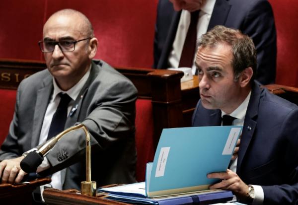 Le Premier ministre Sébastien Lecornu et le ministre de l'Intérieur Laurent Nuñez lors d'une séance de questions au gouvernement à l'Assemblée nationale, à Paris, le 6 mai 2026