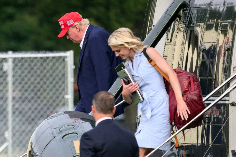 Le président américain Donald Trump et son assistante Natalie Harp descendent d'hélicoptère à Wahington, le 16 août 2026