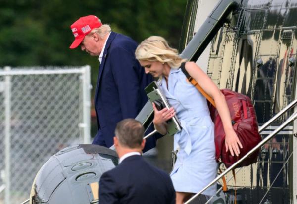 Le président américain Donald Trump et son assistante Natalie Harp descendent d'hélicoptère à Wahington, le 16 août 2026