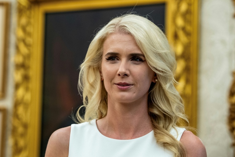 Natalie Harp, assistante de Donald Trump, assiste dans le Bureau Ovale à la présentation par le président américain d'un projet de rénovation de l'aéroport Dulles, le 29 juillet 2026