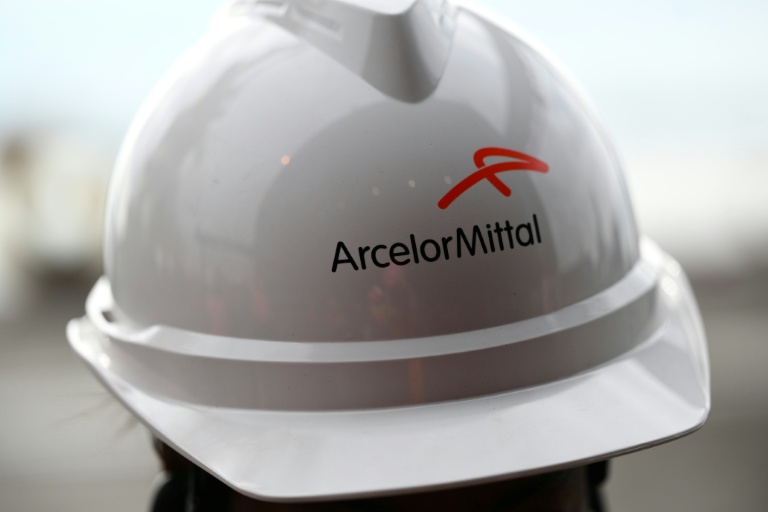 Un employé porte un casque comportant le logo d'ArcelorMittal, à Fos-sur-mer, le 22 février 2023