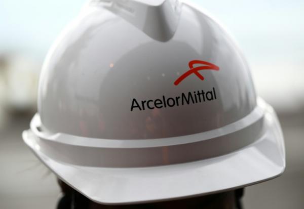Un employé porte un casque comportant le logo d'ArcelorMittal, à Fos-sur-mer, le 22 février 2023
