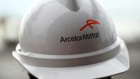 Un employé porte un casque comportant le logo d'ArcelorMittal, à Fos-sur-mer, le 22 février 2023