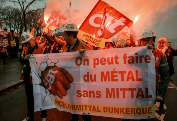 À l'appel de la CGT, quelque 200 salariés, venus en bus des sites du Nord et de Moselle, ont manifesté dans la matinée sur l'esplanade des Invalides, à proximité de l'Assemblée pour soutenir le texte.