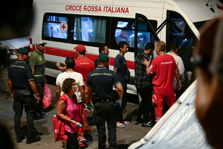 Des migrants sont pris en charge par les secours à Lampedusa le 14 août 2025 après le naufrage de leur embarcation