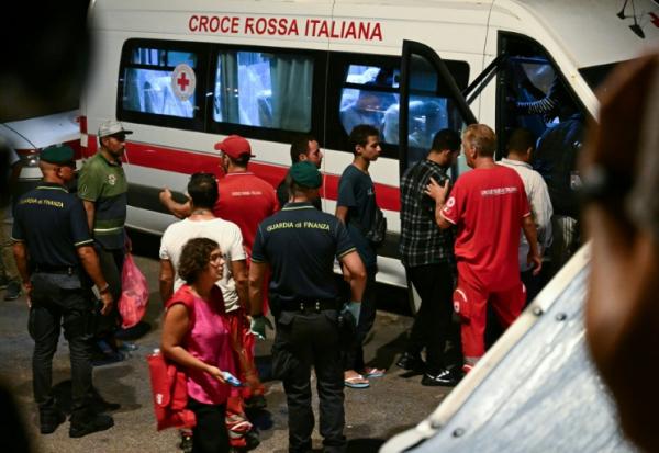 Des migrants sont pris en charge par les secours à Lampedusa le 14 août 2025 après le naufrage de leur embarcation