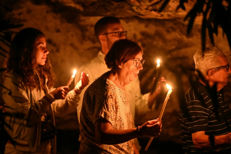 Veillée aux flambeaux à Lampedusa le 14 août 2025 en hommage aux migrants morts dans un naufrage 