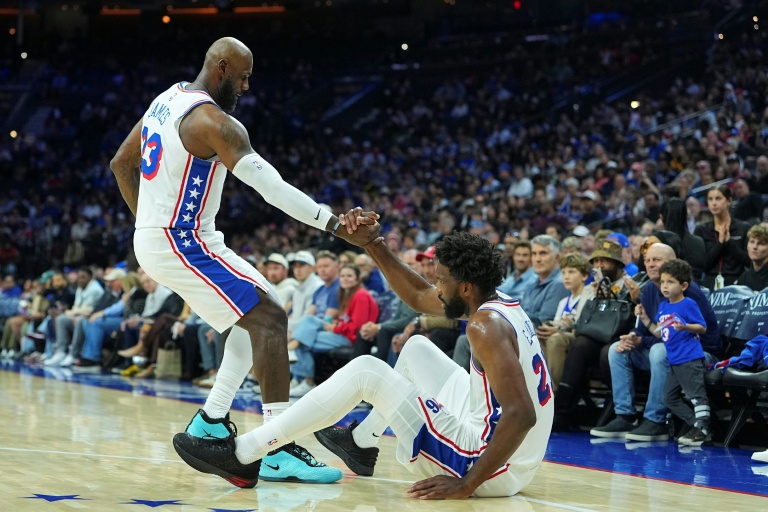 LeBron James et Joel Embiid contre les Boston Celtics à Philadelphie, le 16 octobre 2026