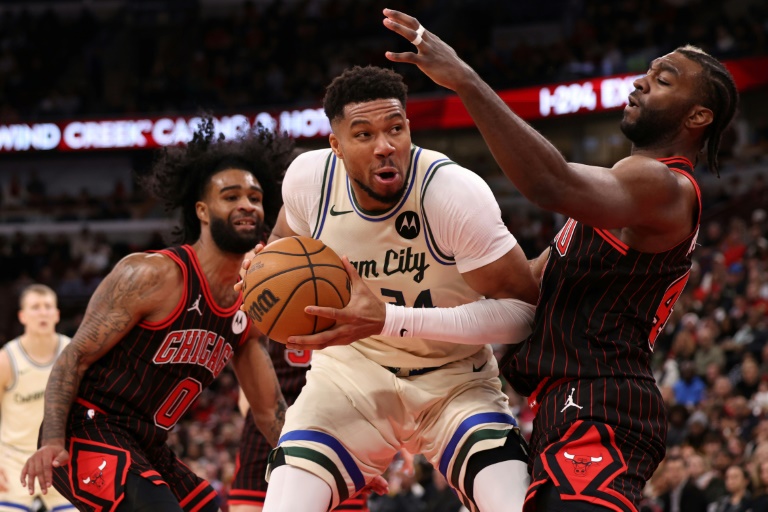 La star des Bucks Giannis Antetokounmpo (c) face aux Bulls, le 27 décembre 2025 à Chicago