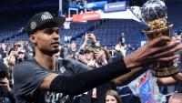 Le basketteur Victor Wembanyama des San Antonio Spurs montre aux supporters son trophée après avoir été nommé MVP de la finale de Conférence ouest et avoir battu les Oklahoma City Thunder, le 30 mai 2026 à Oklahoma City, aux Etats-Unis