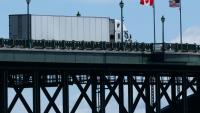 Un camion en provenance des Etats-Unis traverse le pont de la Paix pour entrer au Canada, à Fort Erie, en Ontario, le 18 août 2026