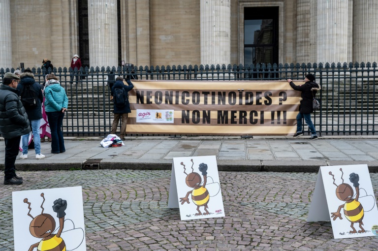 Manifestation contre la levée potentielle de l'interdiction des pesticides néonicotinoïdes tueurs d'abeilles, le 20 janvier 2023 à Paris