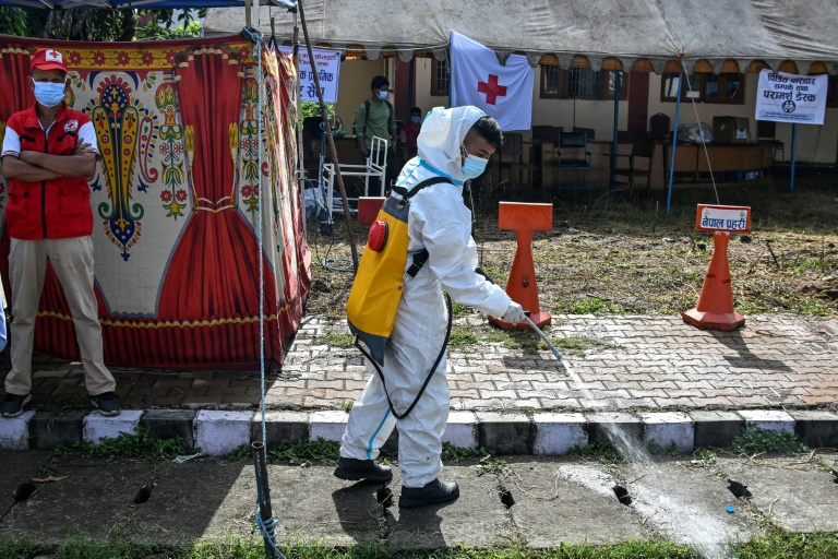 Un employé désinfescte les abords de la morgue de Bharatpur, au Népal, le 30 août 2026