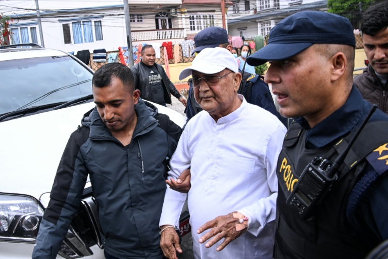 L'ancien Premier ministre népalais KP Sharma Oli escorté par la police et emmené à l'hôpital après son arrestation, le 28 mars 2026 à Katmandou
