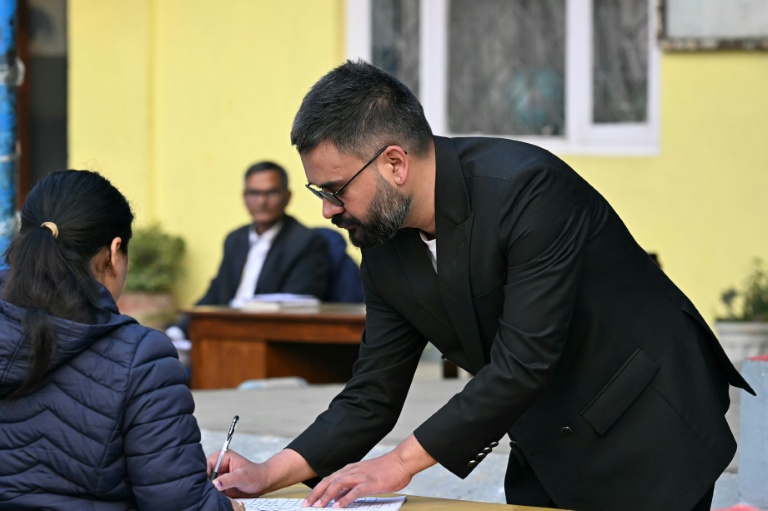 Balendra Shah, prétendant au poste de Premier ministre,  vote lors des élections législatives népalaises à Katmandou, le 5 mars 2026