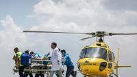 Les secouristes transfèrent Dawa Sherpa après son arrivée à Katmadou au Népal le 4 juin 2026