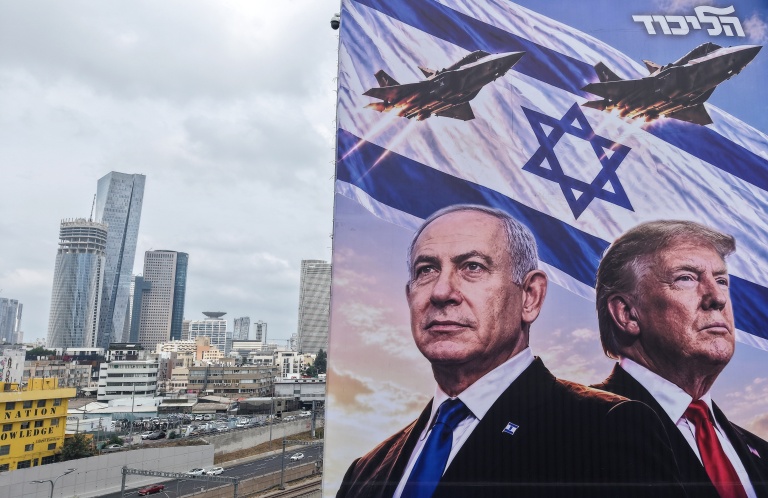 Une affiche électorale présentant le Premier ministre israélien Benjamin Netanyahu et le président américain Donald Trump, à Tel Aviv le 26 octobre 2026