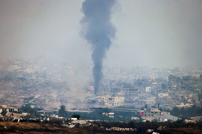 Une photo prise depuis le sudd'Israël montre des colonnes de fumée s'élevant de la bande de Gaza après des bombardements israéliens, le 18 mai 2025