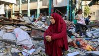 Une femme est assise au milieu des décombres après le bombardement d'une école à Gaza-ville, le 26 mai 2025