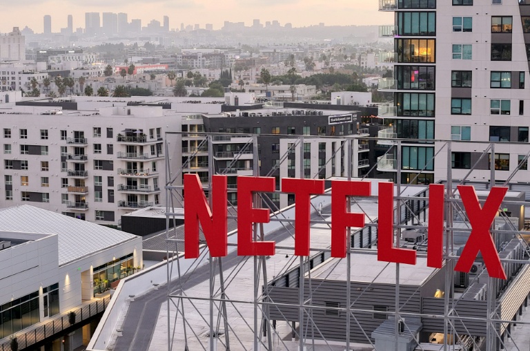 Enseigne Netflix sur le toit du siège du groupe le 7 octobre 2025 à Los Angeles.