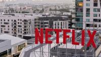 Enseigne Netflix sur le toit du siège du groupe le 7 octobre 2025 à Los Angeles.